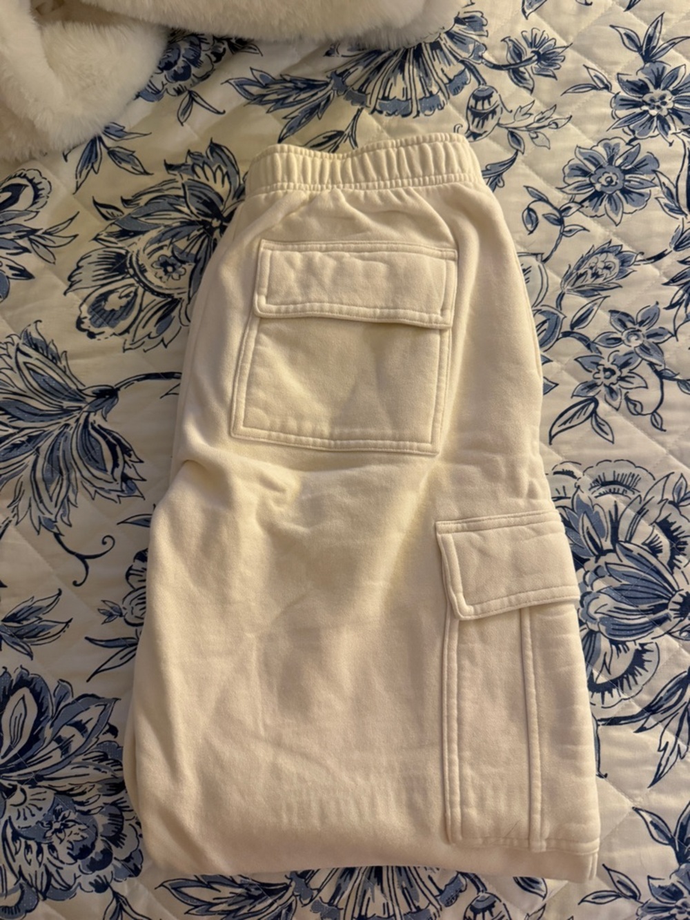 Aritzia Straight-Leg Mega fit Cargo Sweatpants in Cream